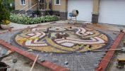 Благоустройство территории, укладка плитки тротуарной и брусчатки. фотография